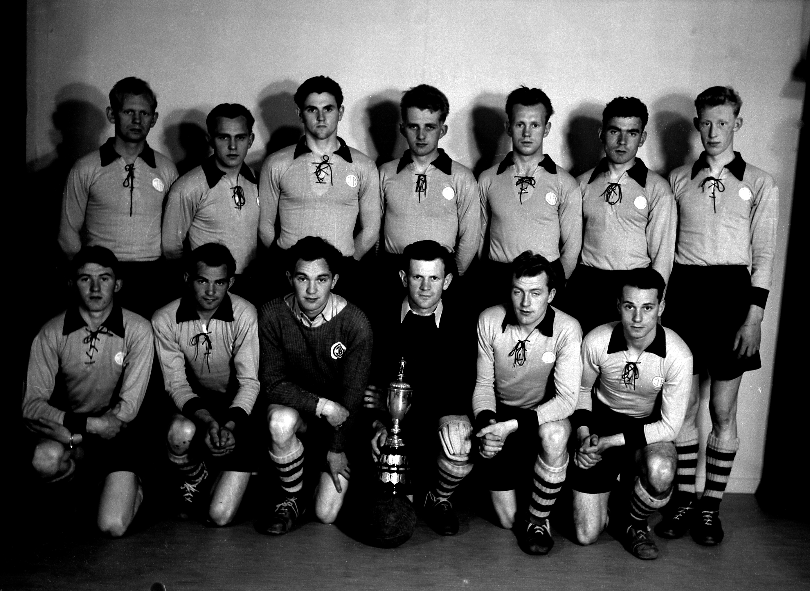 Fyrsta Íslandsmeistaralið ÍA í knattspyrnu árið 1951.