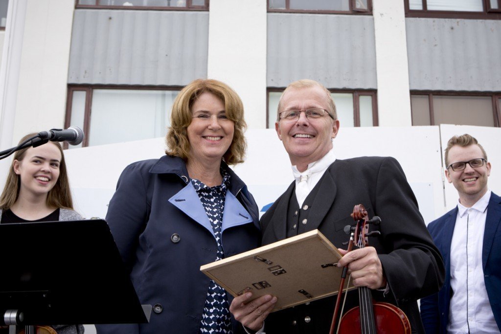 Regína Ásvaldsdóttir færir hér Ragnari Skúlasyni f.h. Slitnir strengir viðurkenningu sem bæjarlistamaður Akraness 2016.. 