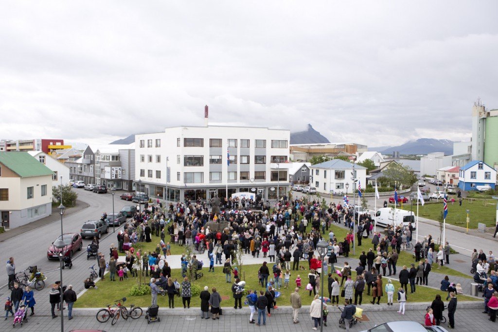 Fjölmennt á Akratorgi.