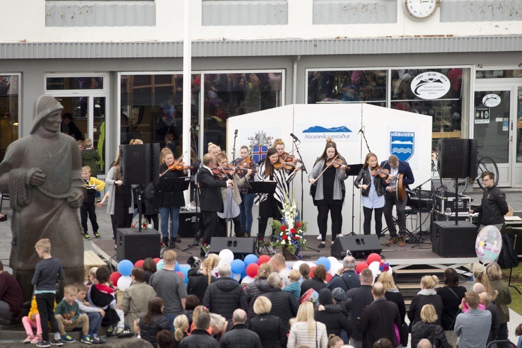 Bæjarlistamaður Akraness 2016 - Slitnir strengir.
