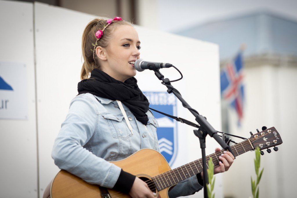 Inga María Hjartardóttir flytur hér frumsamið lag.