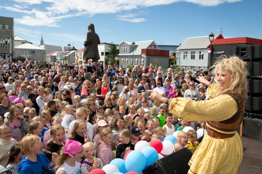 Salka Sól í hlutverki Ronju ræningjadóttur