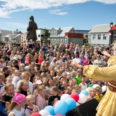 Salka Sól í hlutverki Ronju ræningjadóttur