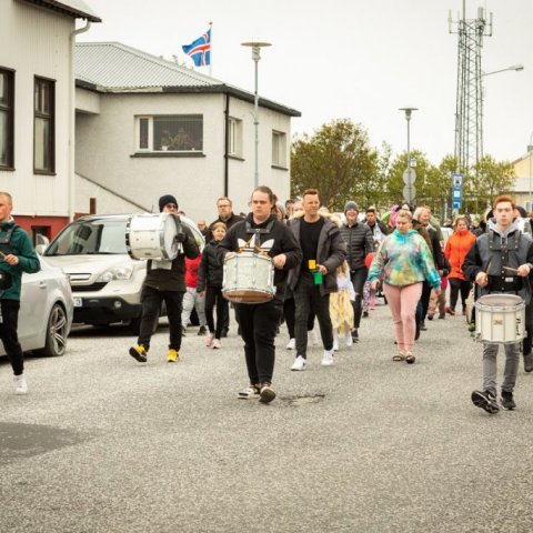 Flottir taktar trommusveitar í skrúðgöngunni