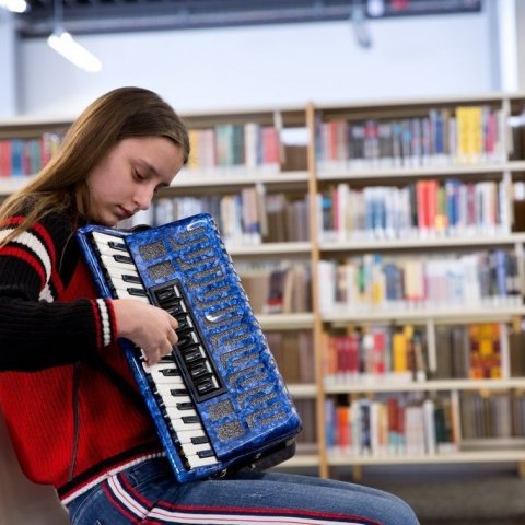 Nemandi úr Tónlistarskóla Akraness spilar á harmonikku