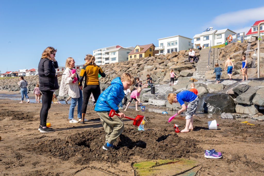 Litaskrímsli á Langasandi - Listasmiðja Angelu Snæland