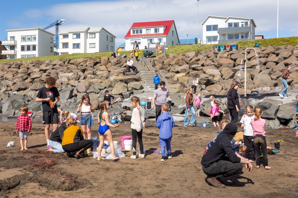 Litaskrímsli á Langasandi - Listasmiðja Angelu Snæland