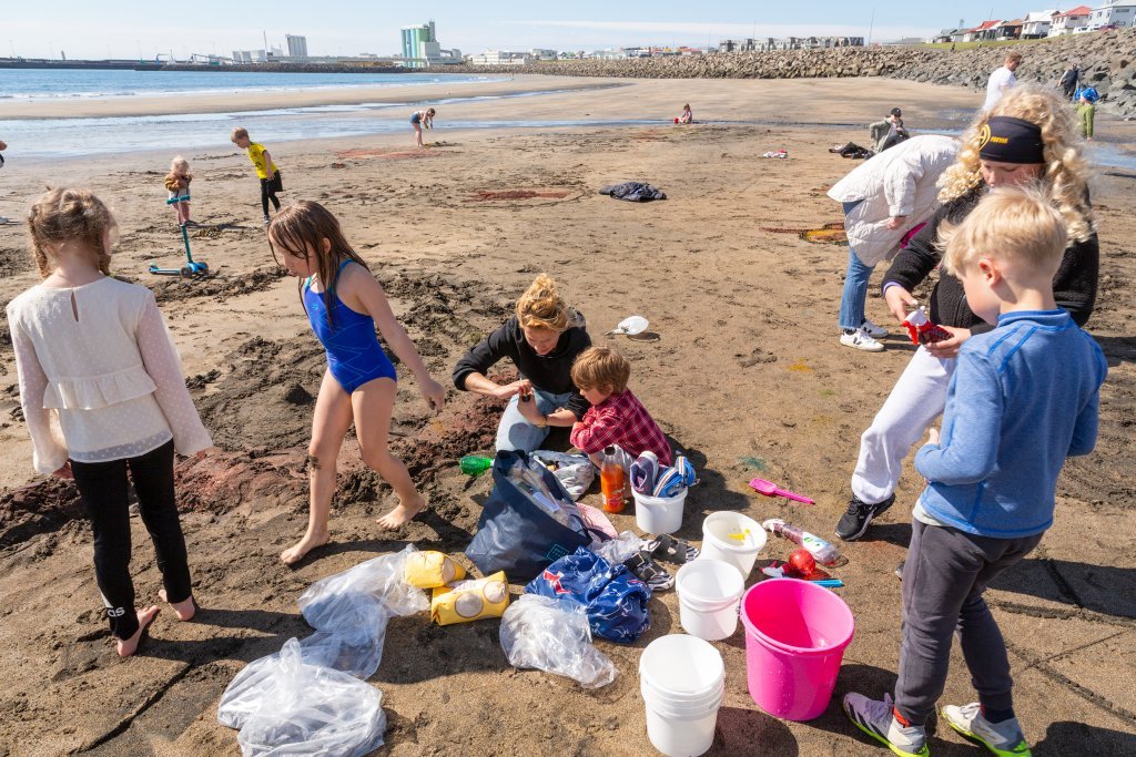 Litaskrímsli á Langasandi - Listasmiðja Angelu Snæland
