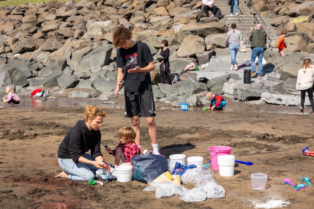 Litaskrímsli á Langasandi - Listasmiðja Angelu Snæland