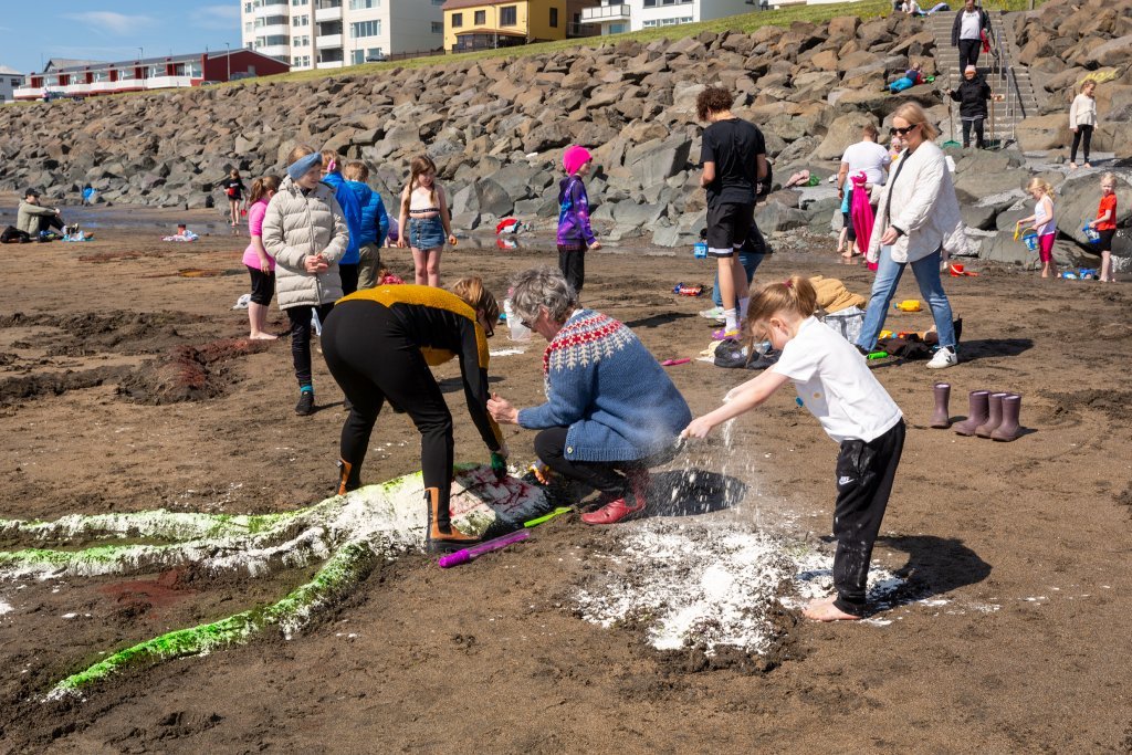 Litaskrímsli á Langasandi - Listasmiðja Angelu Snæland