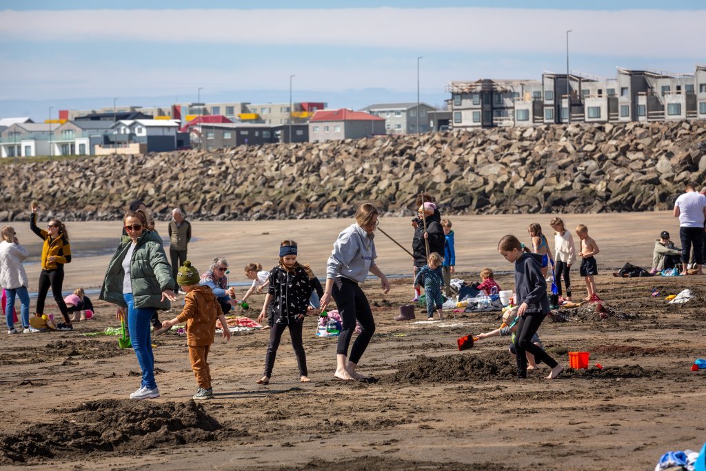 Litaskrímsli á Langasandi - Listasmiðja Angelu Snæland