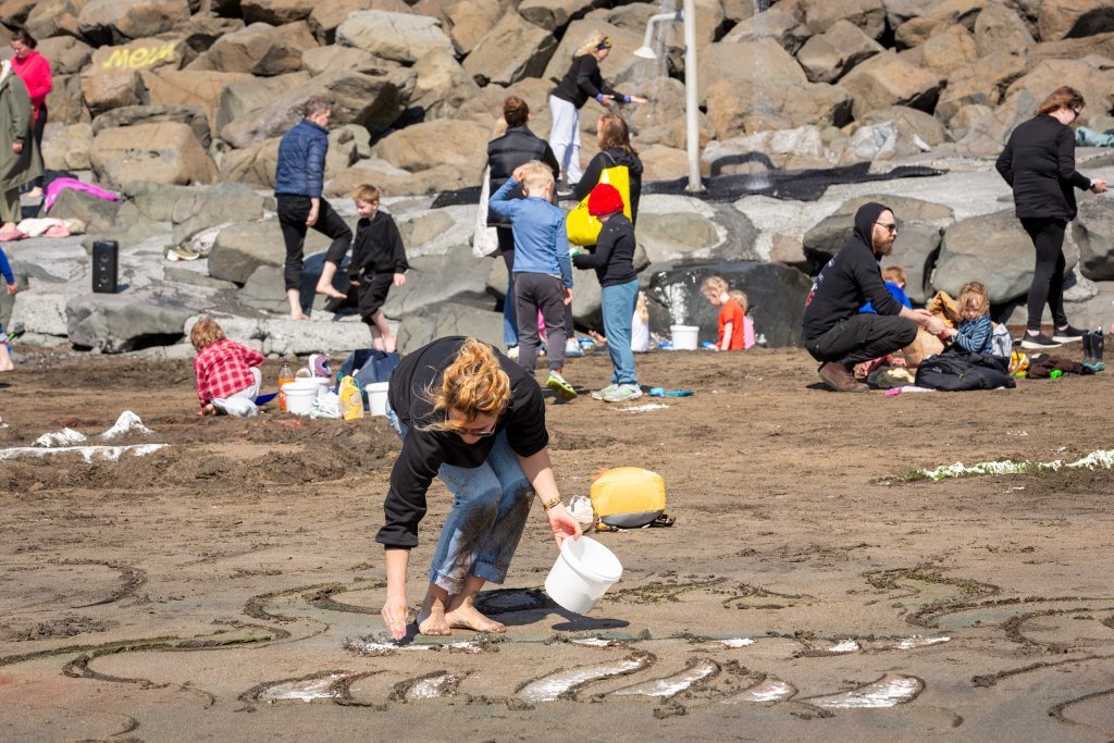 Litaskrímsli á Langasandi - Listasmiðja Angelu Snæland