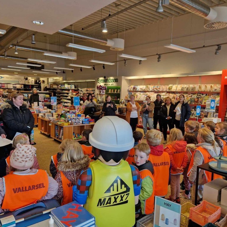 Söngstund í pennanum - Elsta deild Vallarsels leit við og tók lagið.
