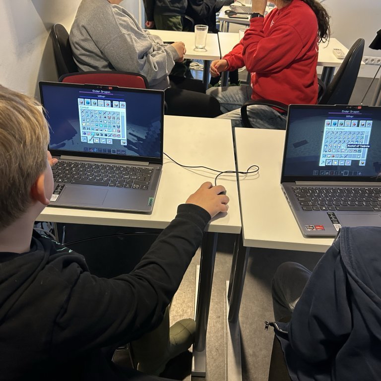 MineCraft smiðja SKEMU á Bókasafninu.
Myndir frá Bókasafninu.