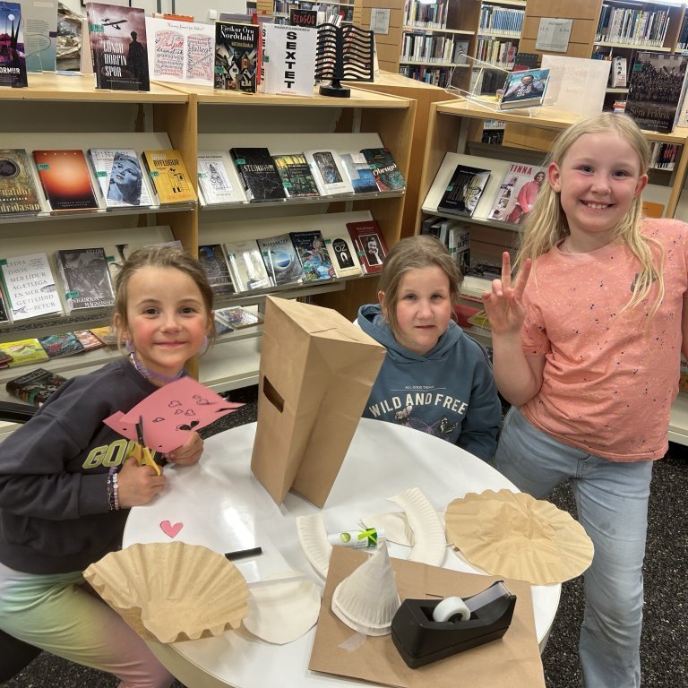 Skrímsla grímusmiðja á Bókasafni Akraness.
Myndir frá Bókasafninu.