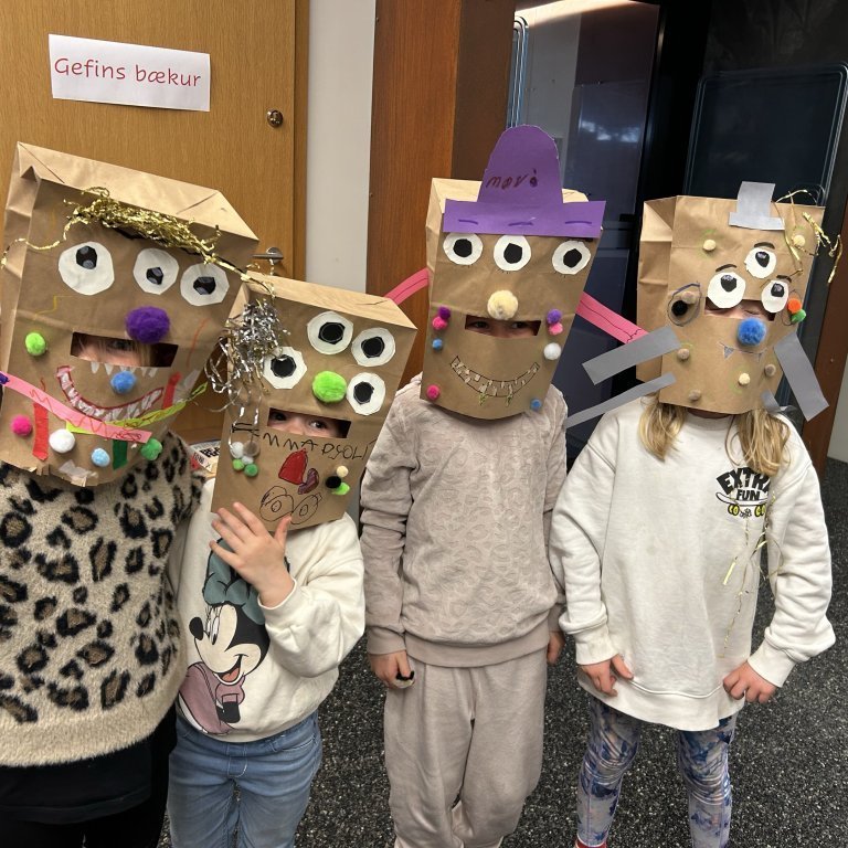 Skrímsla grímusmiðja á Bókasafni Akraness.
Myndir frá Bókasafninu.