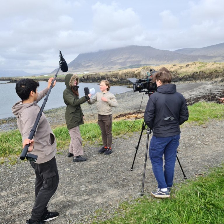 Kvikmyndasmiðja í Höfðvavík - Bergur Líndal og Þórður helgi ásamt ungmennum Akraneskaupstaðar.