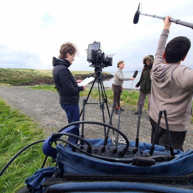 Kvikmyndasmiðja í Höfðvavík - Bergur Líndal og Þórður helgi ásamt ungmennum Akraneskaupstaðar.