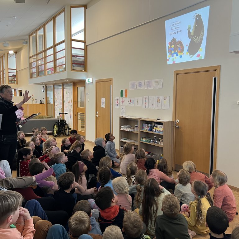 Áslaug Jónsdóttir - Litla skrímsli Stóra skrímsli, heimsókn í Grundasel.
Ljósmynd aðsend frá Grundasel