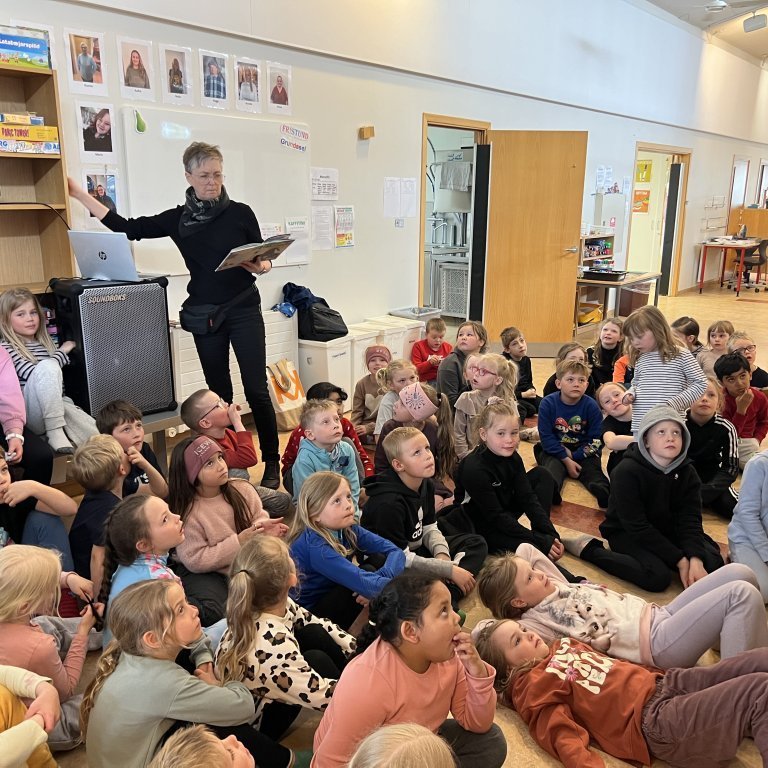 Áslaug Jónsdóttir - Litla skrímsli Stóra skrímsli, heimsókn í Grundasel.
Ljósmynd aðsend frá Grundasel