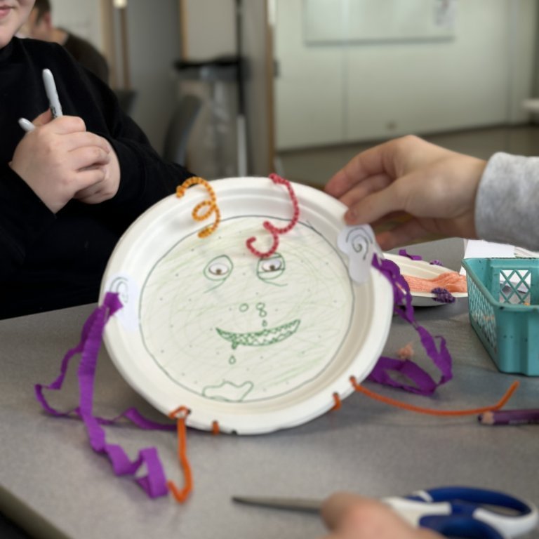 Skrímslaföndur í Þorpinu - Heiða Lind stýrði smiðjunni.
Ljósmyndir Vera Líndal