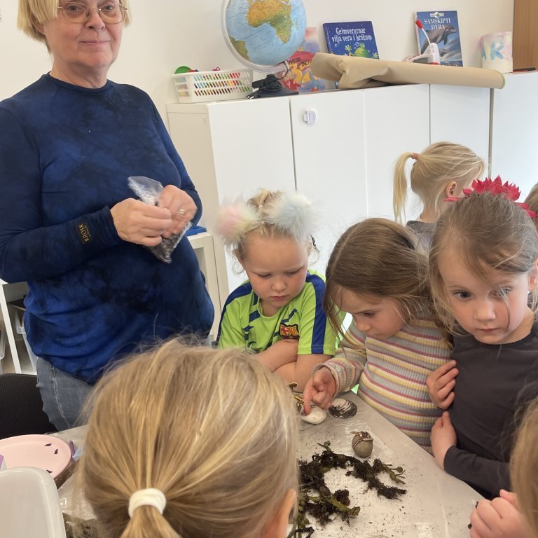 Fræðsluheimsókn Krissu og Hellu í leikskóla kaupstaðarins og Skýjaborgar.
Myndir: Helena Guttorms