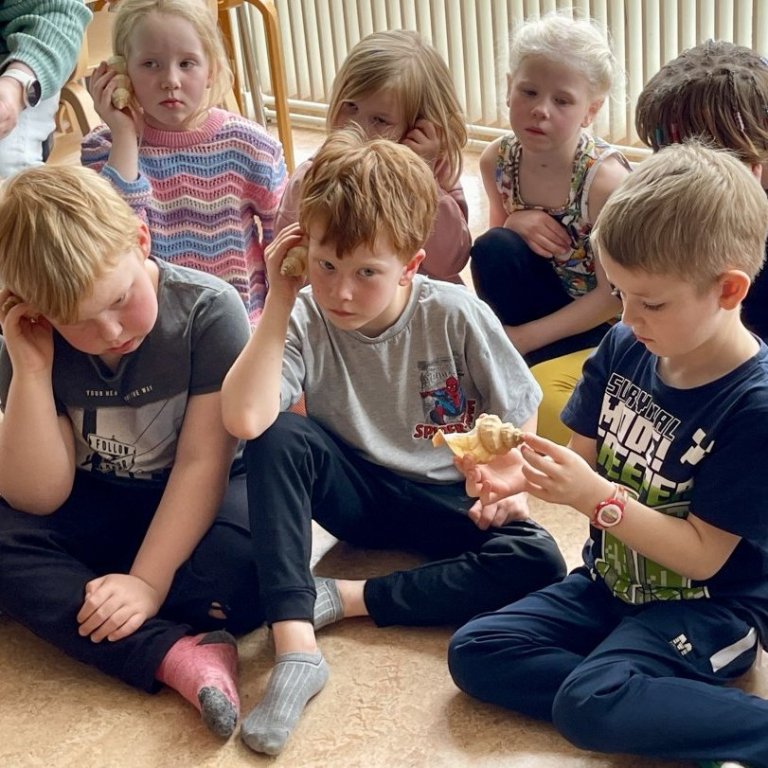 Fræðsluheimsókn Krissu og Hellu í leikskóla kaupstaðarins og Skýjaborgar.
Myndir: Helena Guttorms