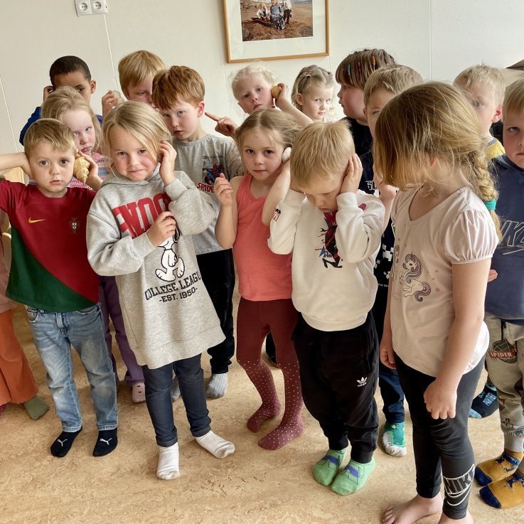 Fræðsluheimsókn Krissu og Hellu í leikskóla kaupstaðarins og Skýjaborgar.
Myndir: Helena Guttorms