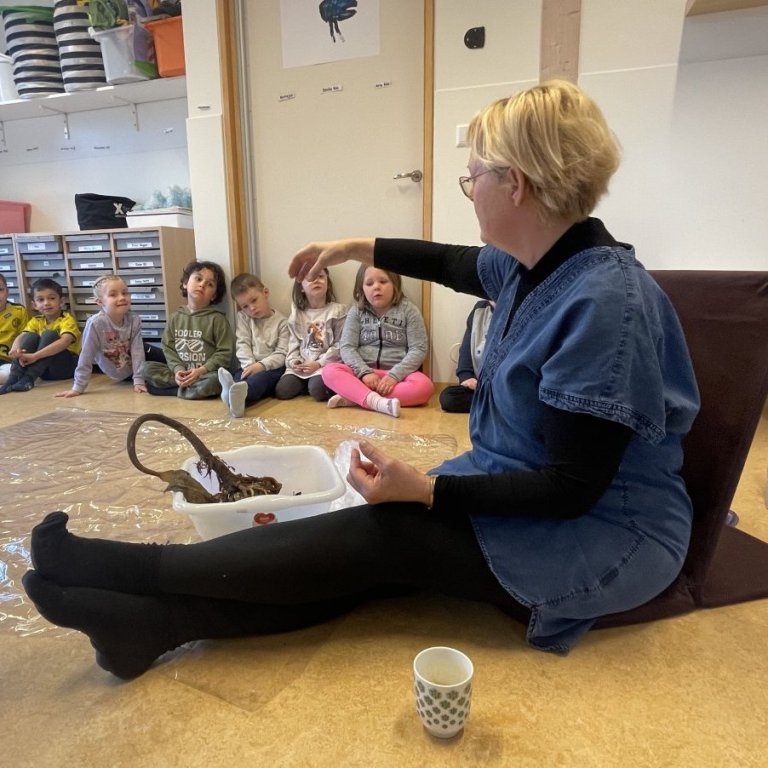 Fræðsluheimsókn Krissu og Hellu í leikskóla kaupstaðarins og Skýjaborgar.
Myndir: Helena Guttorms