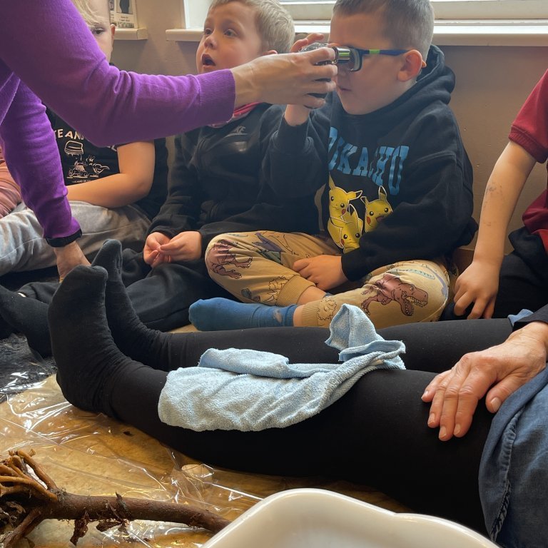 Fræðsluheimsókn Krissu og Hellu í leikskóla kaupstaðarins og Skýjaborgar.
Myndir: Helena Guttorms