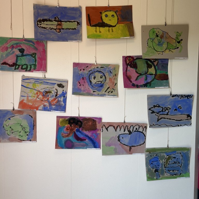 Hér má sjá skrímsli sem börn á elstu deild leikskólans Teigasels sköpuðu.