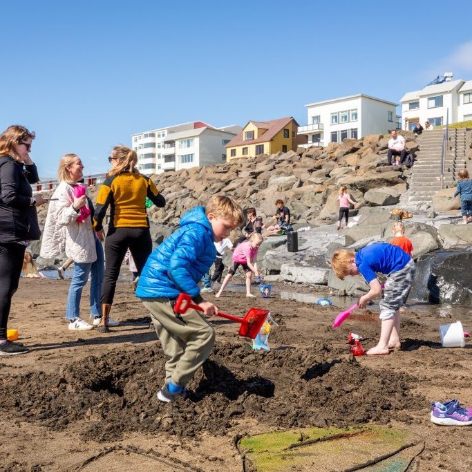 Litaskrímsli á Langasandi - Listasmiðja Angelu Snæland
Ljósmynd: Guðni Hannesson 2024