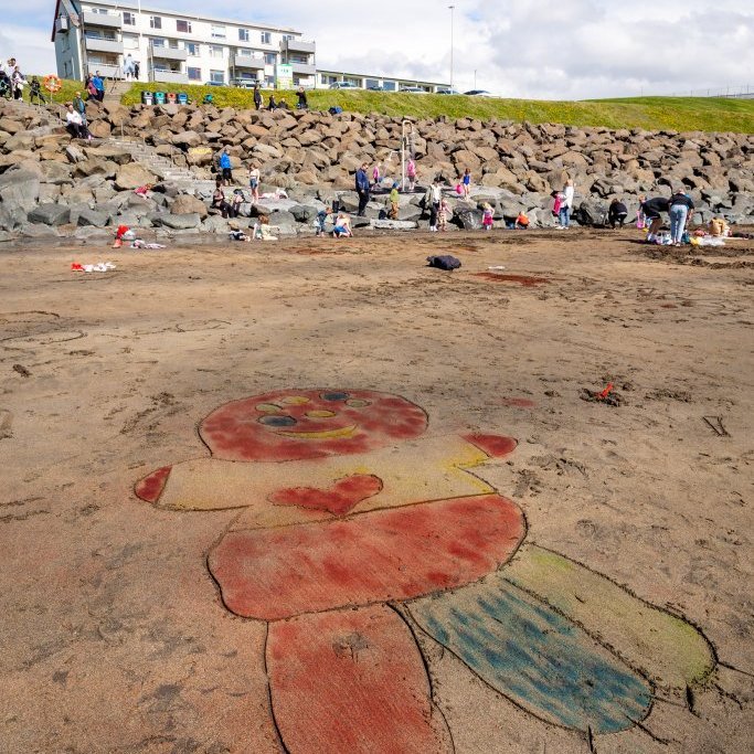 Litaskrímsli á Langasandi - Listasmiðja Angelu Snæland
Ljósmynd: Guðni Hannesson 2024