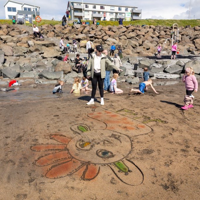 Litaskrímsli á Langasandi - Listasmiðja Angelu Snæland
Ljósmynd: Guðni Hannesson 2024