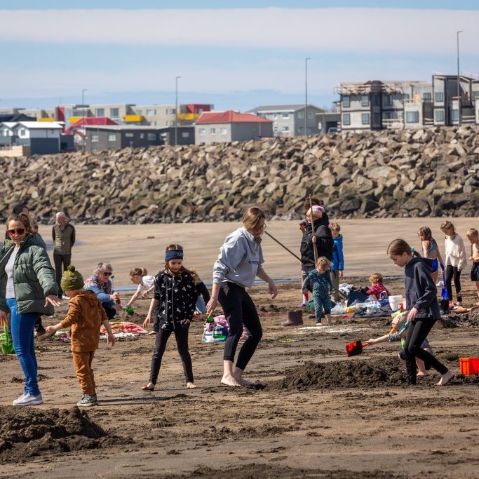 Litaskrímsli á Langasandi - Listasmiðja Angelu Snæland
Ljósmynd: Guðni Hannesson 2024