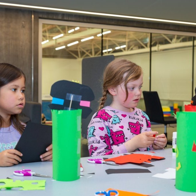 Áslaug Jónsdóttir - Litla skrímsli Stóra skrímsli, heimsókn í Brekkusel.
Ljósmynd: Guðni Hannesson 2024