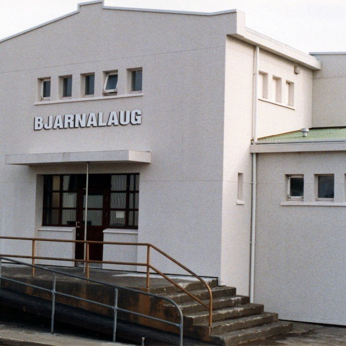 Bjarnalaug að utan í góðu veðri. 