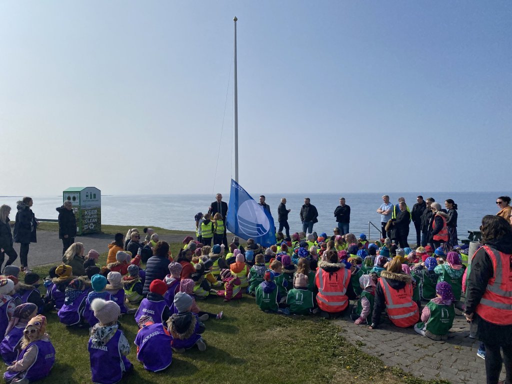 Börnin veittu aðstoð við fánahyllinguna