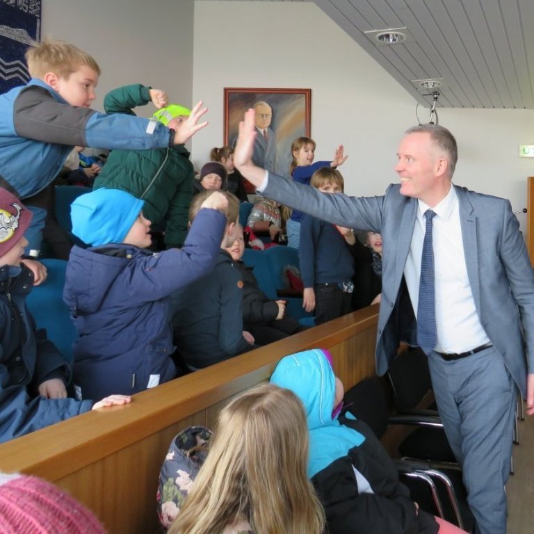 saevar-high-five-baejarsal