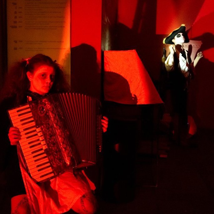 Hrollvekjuhúsið á Byggðasafninu í Görðum. 
Ungmenni Akraneskaupstaðar undir stjórn Auðar Líndal.
Ljósmyndir: Blik studio