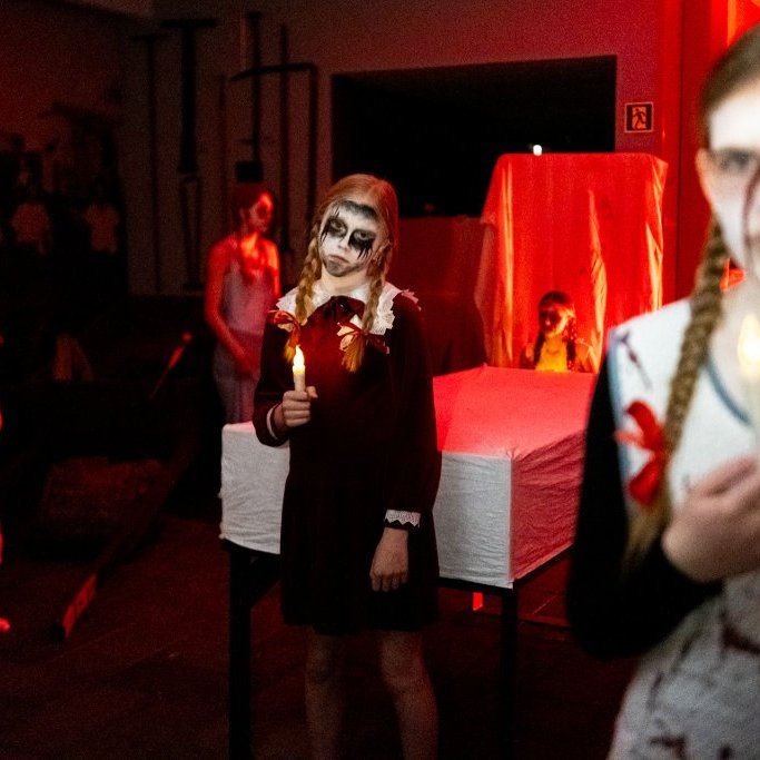 Hrollvekjuhúsið á Byggðasafninu í Görðum. 
Ungmenni Akraneskaupstaðar undir stjórn Auðar Líndal.
Ljósmyndir: Blik studio