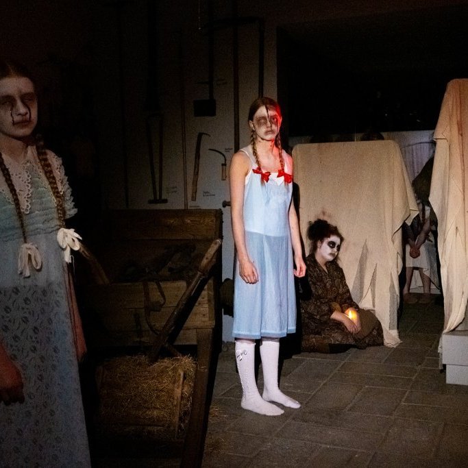 Hrollvekjuhúsið á Byggðasafninu í Görðum. 
Ungmenni Akraneskaupstaðar undir stjórn Auðar Líndal.
Ljósmyndir: Blik studio