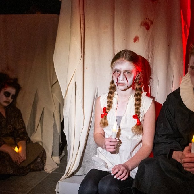 Hrollvekjuhúsið á Byggðasafninu í Görðum. 
Ungmenni Akraneskaupstaðar undir stjórn Auðar Líndal.
Ljósmyndir: Blik studio