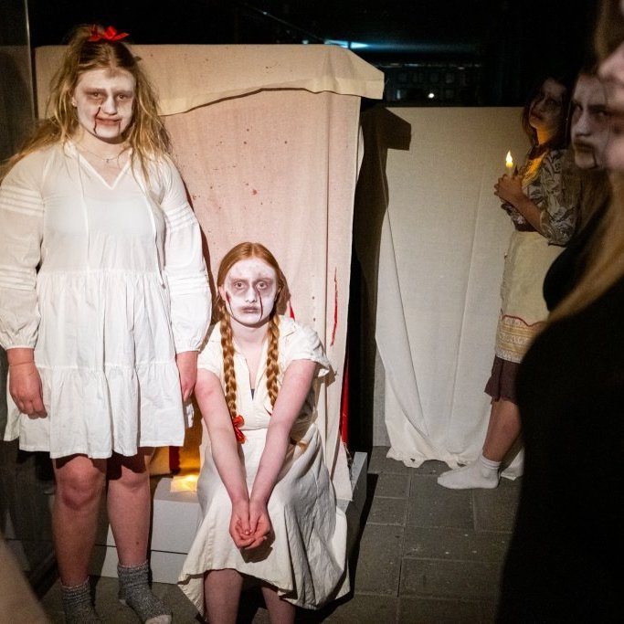 Hrollvekjuhúsið á Byggðasafninu í Görðum. 
Ungmenni Akraneskaupstaðar undir stjórn Auðar Líndal.
Ljósmyndir: Blik studio