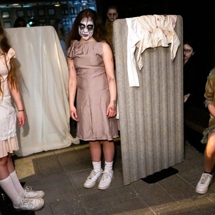 Hrollvekjuhúsið á Byggðasafninu í Görðum. 
Ungmenni Akraneskaupstaðar undir stjórn Auðar Líndal.
Ljósmyndir: Blik studio