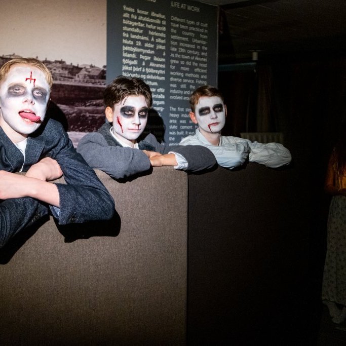 Hrollvekjuhúsið á Byggðasafninu í Görðum. 
Ungmenni Akraneskaupstaðar undir stjórn Auðar Líndal.
Ljósmyndir: Blik studio