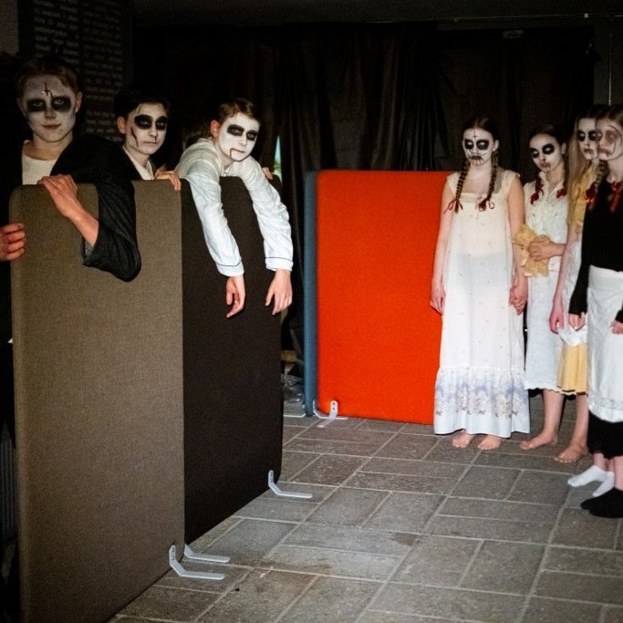 Hrollvekjuhúsið á Byggðasafninu í Görðum. 
Ungmenni Akraneskaupstaðar undir stjórn Auðar Líndal.
Ljósmyndir: Blik studio