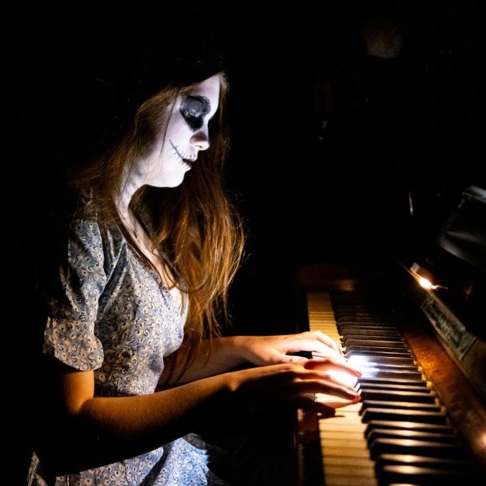 Hrollvekjuhúsið á Byggðasafninu í Görðum. 
Ungmenni Akraneskaupstaðar undir stjórn Auðar Líndal.
Ljósmyndir: Blik studio