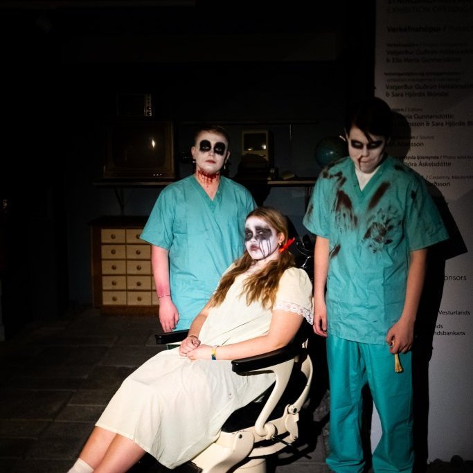 Hrollvekjuhúsið á Byggðasafninu í Görðum. 
Ungmenni Akraneskaupstaðar undir stjórn Auðar Líndal.
Ljósmyndir: Blik studio