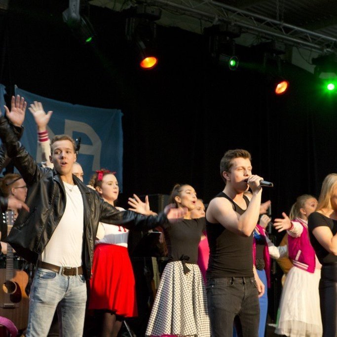 Atriði úr sýningunni Grease.